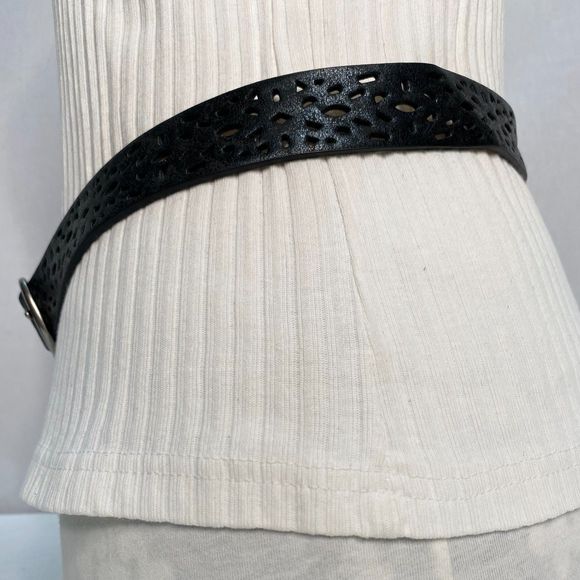 Kohls Womens Reversable Belt Large Waist Black Gold Perforated Pattern - Picture 4 of 16